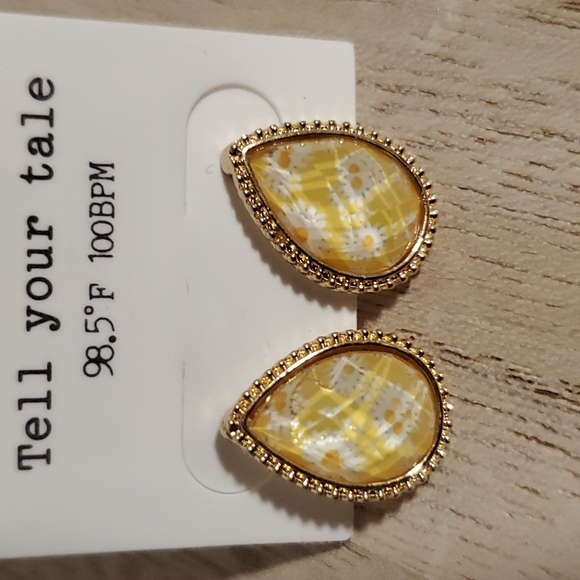 DAISIES! Red blue yellow and black Earrings posts Gold tone pierced - Picture 3 of 9